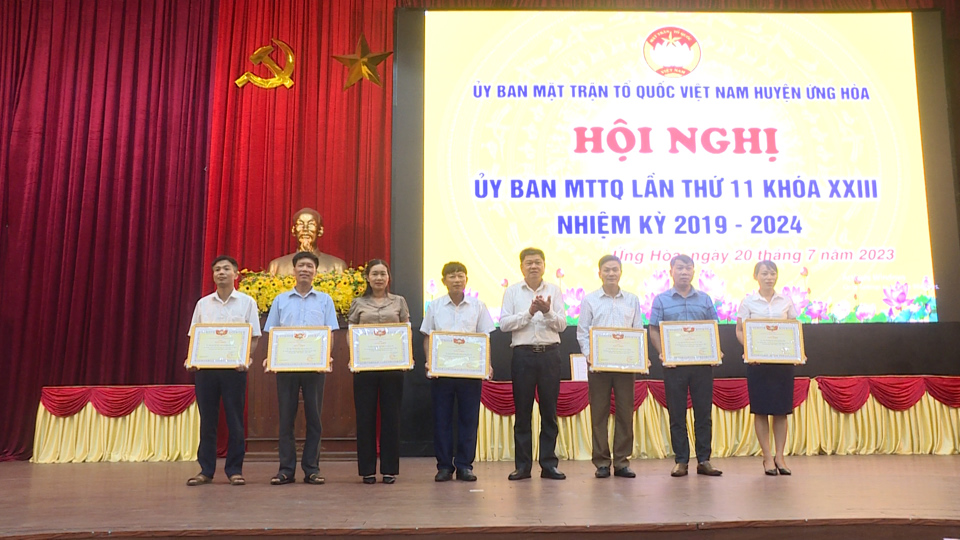 Ủy ban MTTQ huyện Ứng Ho&agrave; khen thưởng cho 8 tập thể đ&atilde; c&oacute; th&agrave;nh t&iacute;ch thực hiện tốt cuộc vận động Quỹ &ldquo;V&igrave; biển, đảo Việt Nam&rdquo;.&nbsp;