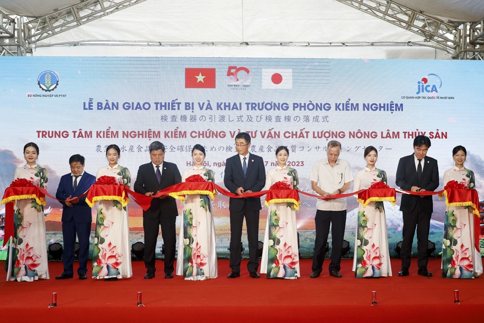 Đại diện JICA v&agrave; Bộ NN&amp;PTNT cắt băng khai trương Ph&ograve;ng th&iacute; nghiệm thuộc Trung t&acirc;m RETAQ.