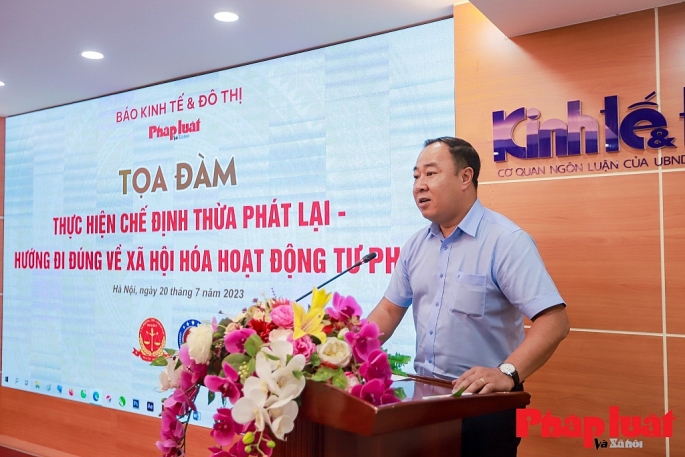 &Ocirc;ng Nguyễn Xu&acirc;n Kh&aacute;nh, Ph&oacute; Tổng bi&ecirc;n tập b&aacute;o Kinh tế v&agrave; Đ&ocirc; thị ph&aacute;t biểu khai mạc Tọa đ&agrave;m. Ảnh: Kh&aacute;nh Huy