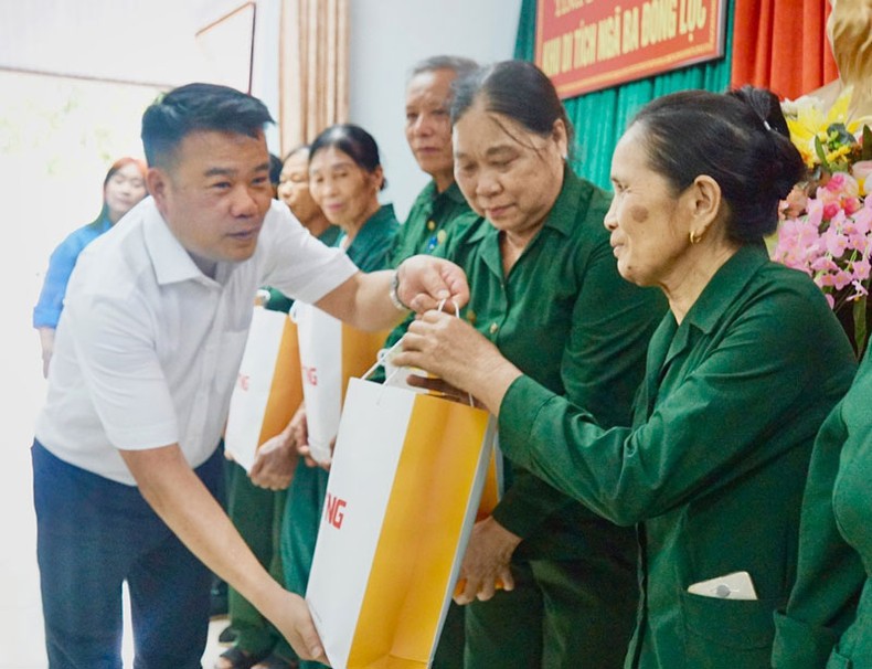 Đo&agrave;n thăm hỏi, tặng qu&agrave; c&aacute;c cựu thanh ni&ecirc;n xung phong đặc biệt kh&oacute; khăn tại H&agrave; Tĩnh.