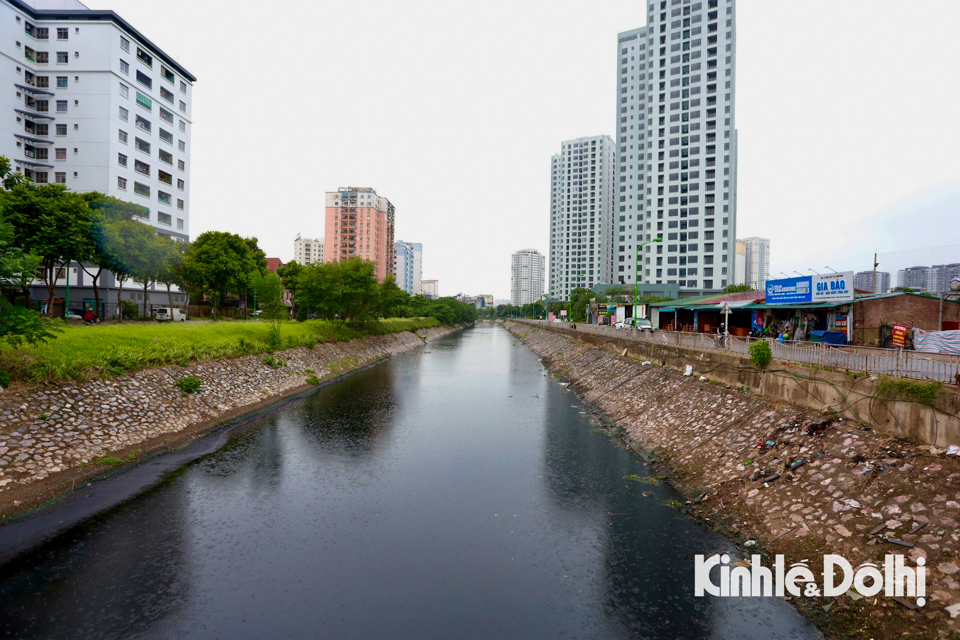 S&ocirc;ng Lừ&nbsp;d&agrave;i khoảng 10km, chảy qua c&aacute;c phường Nam Đồng, Quang Trung, Khương Thượng, Trung Tự, Kim Li&ecirc;n, Phương Mai (quận Đống Đa), Khương Mai, Phương Liệt (quận Thanh Xu&acirc;n v&agrave; phường Định C&ocirc;ng; Đại Kim, quận Ho&agrave;ng Mai).