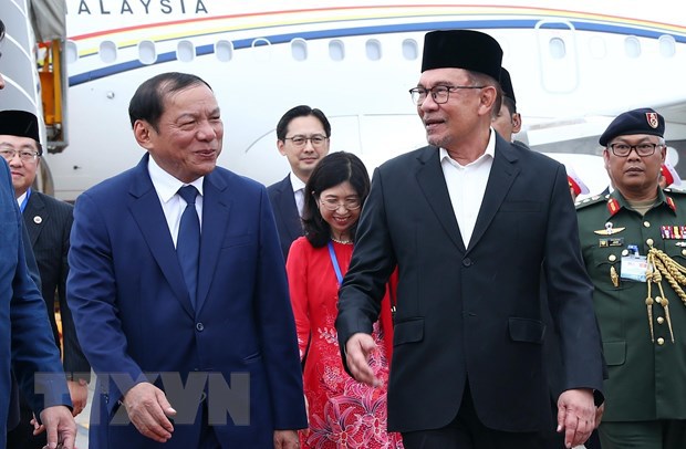 Bộ trưởng Bộ Văn h&oacute;a, Thể thao v&agrave; Du lịch Nguyễn Văn H&ugrave;ng đ&oacute;n Thủ tướng Malaysia Anwar Ibrahim v&agrave; Phu nh&acirc;n tại S&acirc;n bay Quốc tế Nội B&agrave;i.&nbsp;(Ảnh: Phạm Ki&ecirc;n/TTXVN) &nbsp;