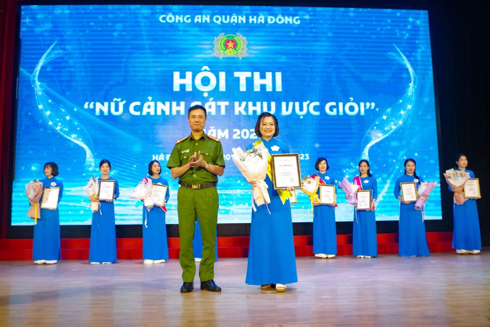 Đại t&aacute; Nguyễn Ngọc Quyền - Trưởng C&ocirc;ng an quận H&agrave; Đ&ocirc;ng trao giải Nhất cho đại &uacute;y Đỗ Thị Mai Hương (C&ocirc;ng an phường Vạn Ph&uacute;c).