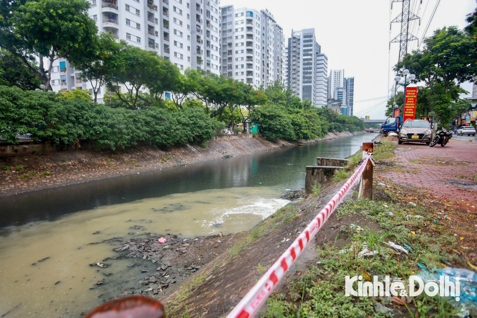 S&ocirc;ng Kim Ngưu nằm trong hệ thống tho&aacute;t nước thải của TP H&agrave; Nội. S&ocirc;ng d&agrave;i 1,2km, từ ng&atilde; tư L&ograve; Đ&uacute;c - Trần Kh&aacute;t Ch&acirc;n (quận Hai B&agrave; Trưng) đến Y&ecirc;n Sở (quận Ho&agrave;ng Mai).