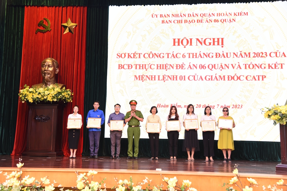 &nbsp;Đại t&aacute; H&agrave; Mạnh H&ugrave;ng, Trưởng C&ocirc;ng an quận Ho&agrave;n Kiếm trao giấy khen của UBND quận cho c&aacute;c c&aacute; nh&acirc;n c&oacute; th&agrave;nh t&iacute;ch xuất sắc