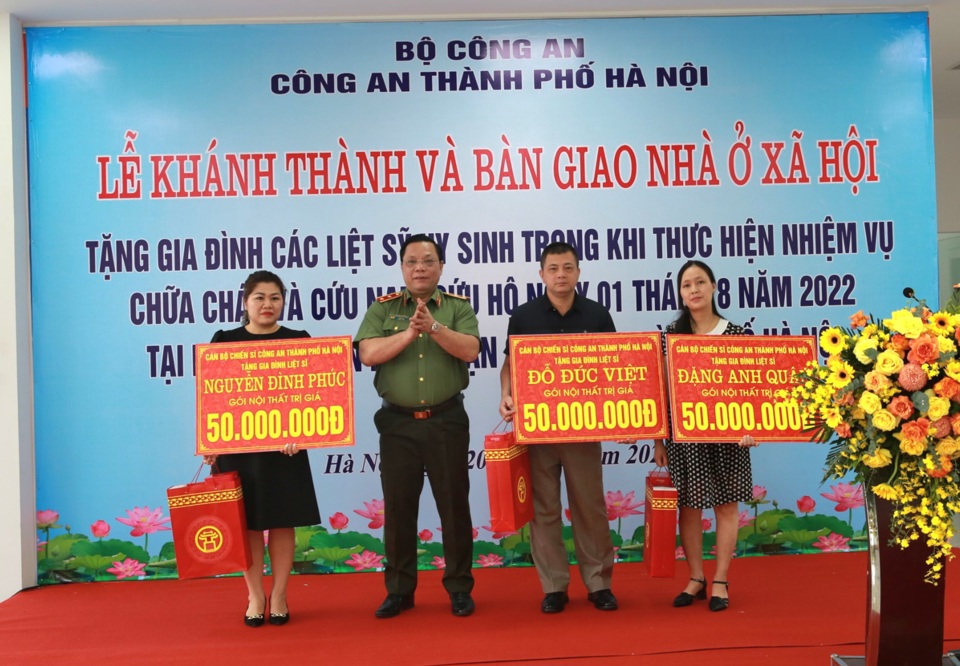 Trung tướng Nguyễn Hải Trung tặng qu&agrave; nh&acirc;n th&acirc;n c&aacute;c liệt sỹ PCCC.