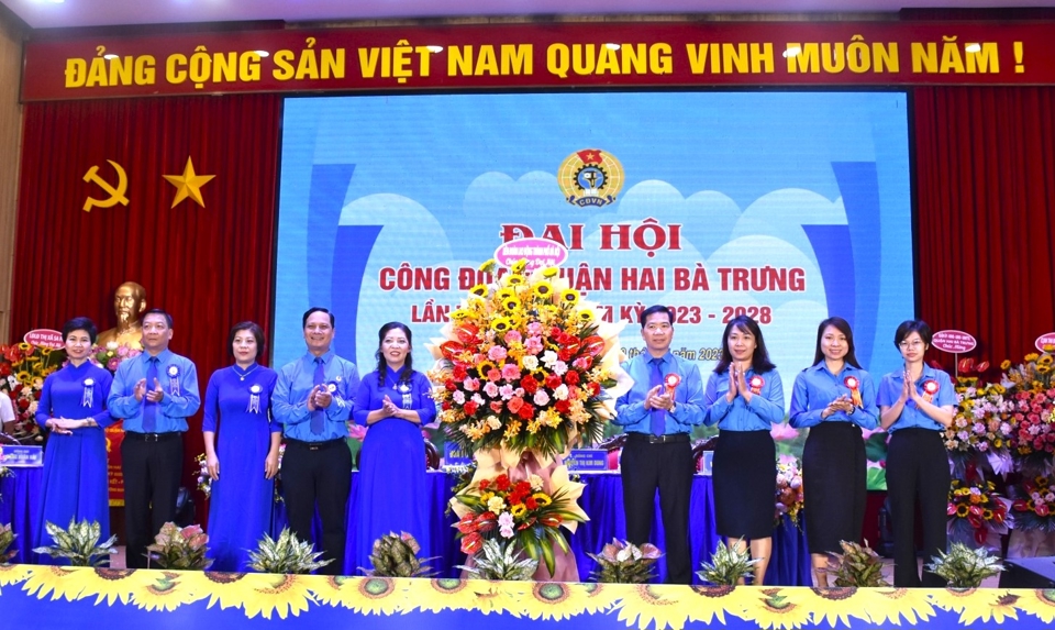 Ph&oacute; Chủ tịch LĐLĐ Th&agrave;nh phố H&agrave; Nội&nbsp;Nguyễn Huy Kh&aacute;nh tặng hoa ch&uacute;c mừng&nbsp;Đại hội C&ocirc;ng đo&agrave;n quận Hai B&agrave; Trưng lần thứ XIX