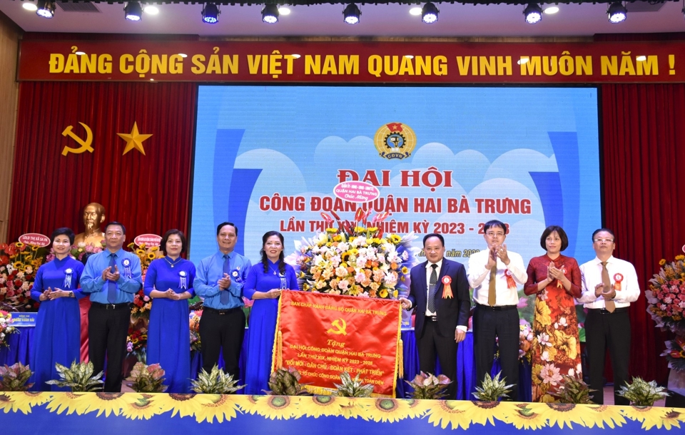 Ph&oacute; B&iacute; thư Thường trực Quận ủy Hai B&agrave; Trưng Trần Quyết Thắng v&agrave; c&aacute;c đồng ch&iacute; l&atilde;nh đạo quận tặng bức trướng ch&uacute;c mừng Đại hội