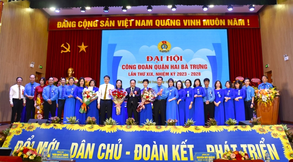 L&atilde;nh đạo LĐLĐ Th&agrave;nh phố H&agrave; Nội v&agrave; l&atilde;nh đạo quận Hai B&agrave; Trưng tặng hoa ch&uacute;c mừng Ban Chấp h&agrave;nh LĐLĐ quận kh&oacute;a XIX, nhiệm kỳ 2023-2028.