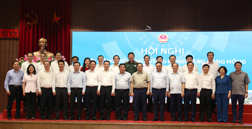Thủ tướng Phạm Minh Chính và các đại biểu trong Hội đồng Điều phối Vùng Đồng bằng sông Hồng. Ảnh: Thanh Hải