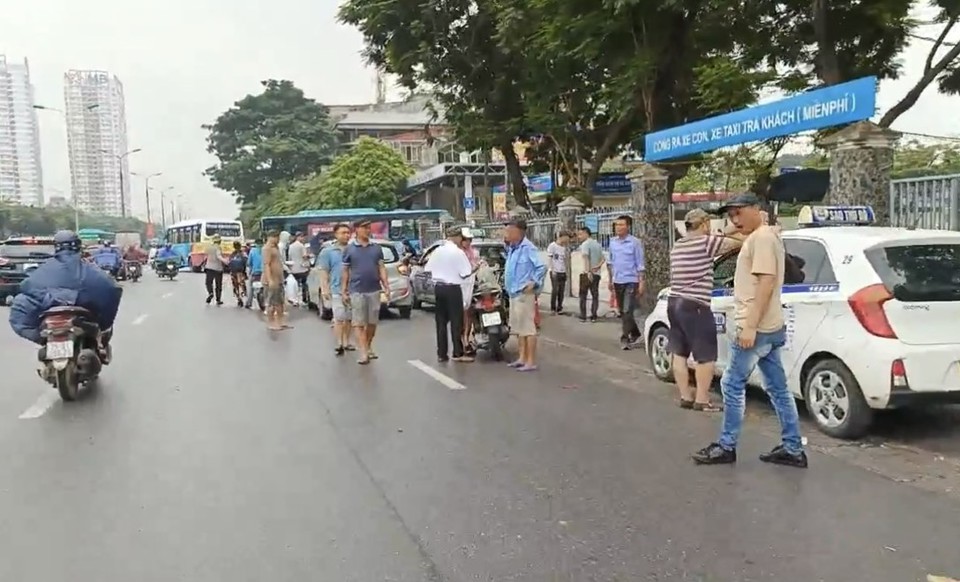 Xe taxi, xe hợp đồng, nh&acirc;n vi&ecirc;n c&aacute;c nh&agrave; xe... tr&agrave;n ra khu vực cổng ch&iacute;nh Bến xe Gi&aacute;p B&aacute;t (đường Giải Ph&oacute;ng) ch&egrave;o k&eacute;o kh&aacute;ch.