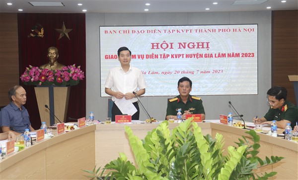 B&iacute; thư Huyện ủy Gia L&acirc;m Nguyễn Việt H&agrave; ph&aacute;t biểu tại hội nghị.