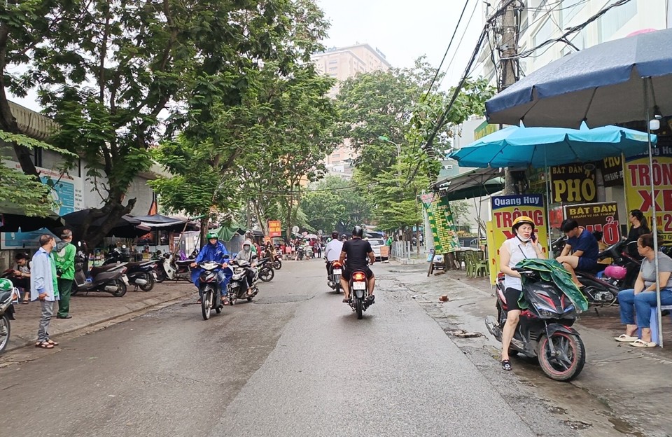 H&agrave;ng loạt điểm tr&ocirc;ng giữ phương tiện tự ph&aacute;t mọc l&ecirc;n quanh bến xe Gi&aacute;p B&aacute;t.