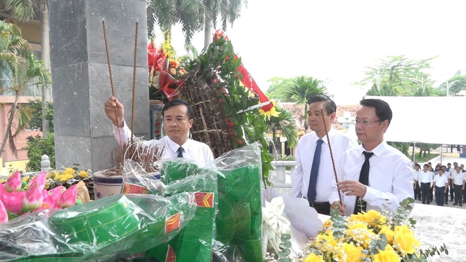 L&atilde;nh đạo huyện d&acirc;ng hương tại Đ&agrave;i tưởng niệm c&aacute;c anh h&ugrave;ng liệt sĩ huyện Ba V&igrave;.