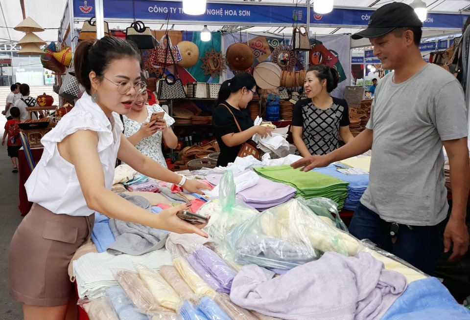 Khai mạc chương trình liên kết sản xuất, tiêu dùng bền vững ngành dệt may