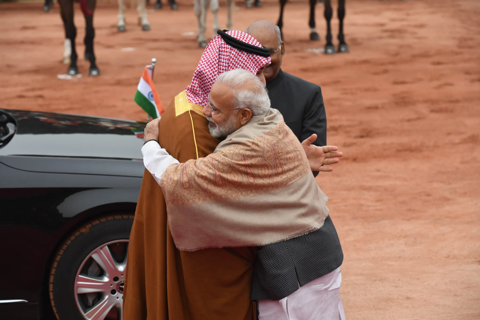 Th&aacute;i tử Ả Rập X&ecirc; &Uacute;t Mohammed bin Salman v&agrave; Thủ tướng Ấn Độ Narendra Modi&nbsp; trong buổi tiệc chi&ecirc;u đ&atilde;i tại dinh tổng thống ở New Delhi v&agrave;o ng&agrave;y 20/2 /2019. Nguồn: Foreign Policy