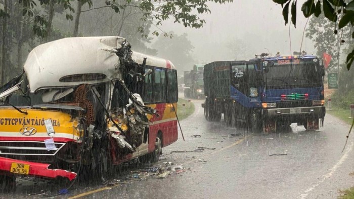 Tai nạn giao thông ngày 21/7/2023: Xe tải tông xe máy đang chờ đèn đỏ - Ảnh 1