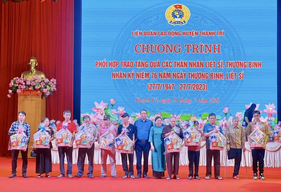 LĐLĐ huyện Thanh Tr&igrave; trao qu&agrave; cho c&aacute;c&nbsp;th&acirc;n nh&acirc;n của liệt sĩ, c&aacute;c thương binh, bệnh binh c&oacute; ho&agrave;n cảnh kh&oacute; khăn.