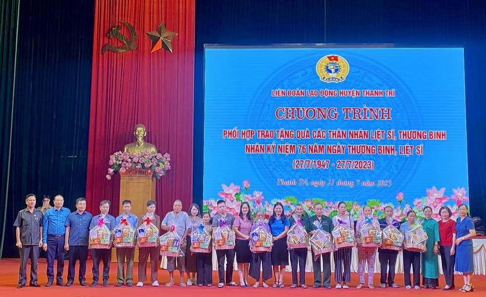 LĐLĐ huyện Thanh Tr&igrave; trao qu&agrave; cho c&aacute;c&nbsp;th&acirc;n nh&acirc;n của liệt sĩ, c&aacute;c thương binh, bệnh binh c&oacute; ho&agrave;n cảnh kh&oacute; khăn.