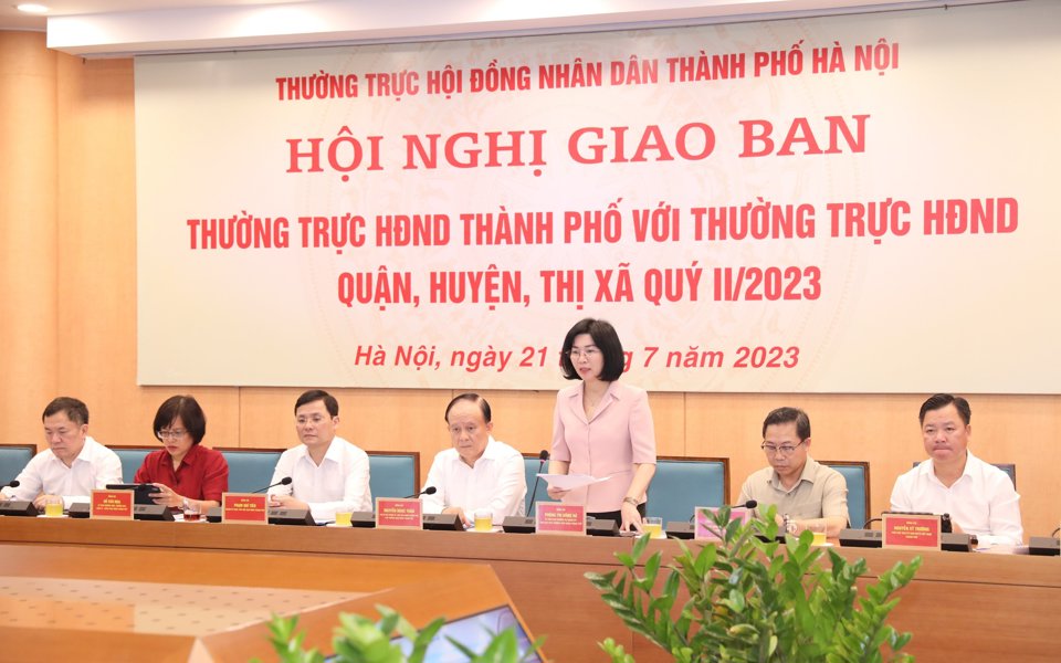 Ph&oacute; Chủ tịch Thường trực HĐND th&agrave;nh phố Ph&ugrave;ng Thị Hồng H&agrave; điều h&agrave;nh hội nghị