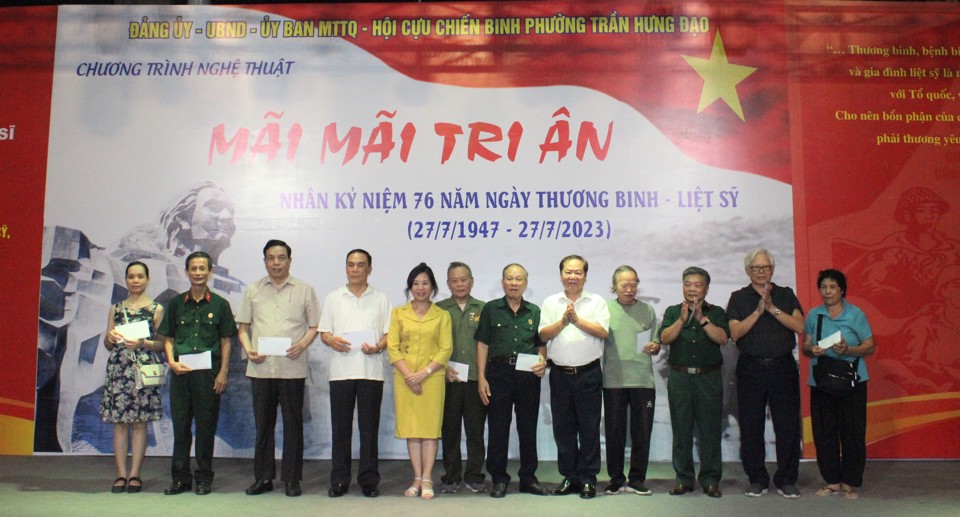 &Ocirc;ng Phạm Ngọc Long- B&iacute; thư Đảng ủy phường tặng qu&agrave; cho c&aacute;c gia đ&igrave;nh ch&iacute;nh s&aacute;ch