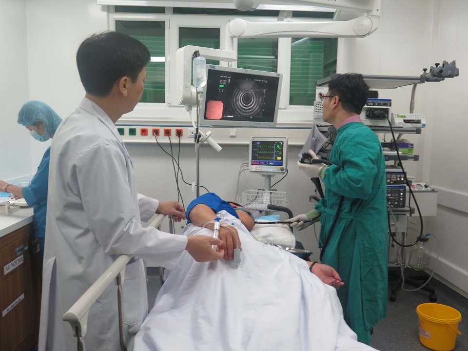 Khám và kiểm tra cho bệnh nhân điều trị tại Bệnh viện Đa khoa Xanh Pôn. Ảnh: Phạm Hùng