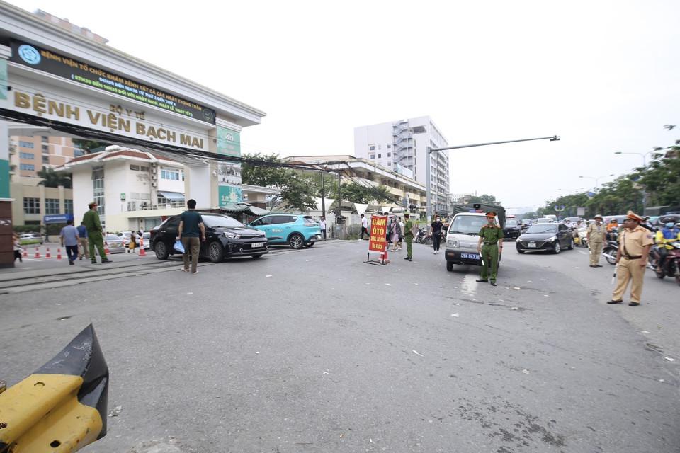 Lực lượng chức năng chốt trực&nbsp;đảm bảo an to&agrave;n giao th&ocirc;ng, trật tự&nbsp;đ&ocirc; thị tại trước cổng Bệnh viện Bạch Mai.