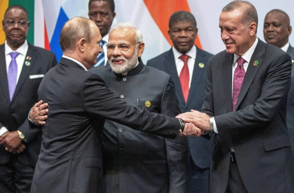 Tổng thống Nga Vladimir Putin, Thủ tướng Ấn Độ Narendra Modi v&agrave; Tổng thống Thổ Nhĩ Kỳ Recep Tayyip Erdogan tại Hội nghị Thượng đỉnh BRICS ở Johannesburg, Nam Phi, v&agrave;o ng&agrave;y 27/7/2018. Nguồn: Foreign Policy