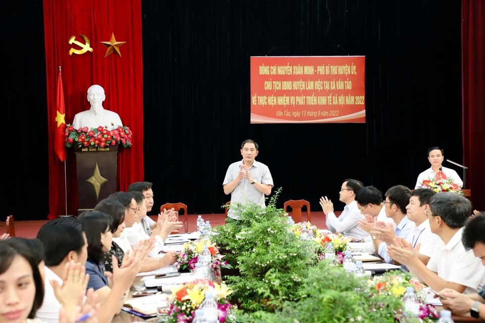 Chủ tịch UBND huyện Thường T&iacute;n Nguyễn Xu&acirc;n Minh c&ugrave;ng đo&agrave;n c&ocirc;ng t&aacute;c của huyện l&agrave;m việc với l&atilde;nh đạo x&atilde; V&acirc;n Tảo