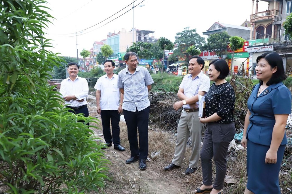 Chủ tịch UBND huyện Thường T&iacute;n Nguyễn Xu&acirc;n Minh c&ugrave;ng đo&agrave;n c&ocirc;ng t&aacute;c của huyện kiếm tra tiến độ x&acirc;y dựng NTM n&acirc;ng cao&nbsp; ở x&atilde; V&acirc;n Tảo