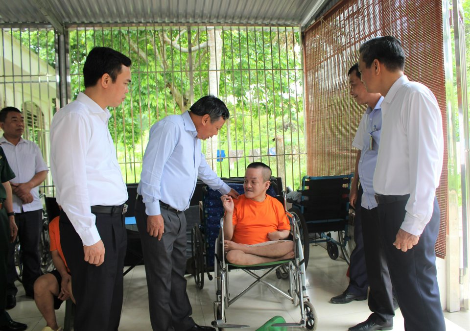 Ph&oacute; B&iacute; thư Th&agrave;nh ủy Nguyễn Văn Phong thăm hỏi c&aacute;c nạn nh&acirc;n bị nhiễm chất độc da cam/dioxin.
