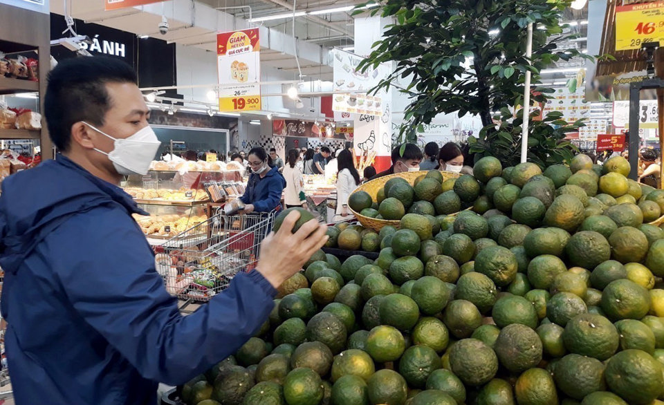 Người ti&ecirc;u d&ugrave;ng mua h&agrave;ng khuyến mại tại hệ thống si&ecirc;u thị GO! &amp; Big C. Ảnh: Ho&agrave;i Nam