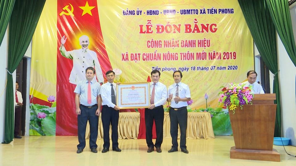 L&atilde;nh đạo Đảng ủy, UBND x&atilde; Tiền Phong vinh dự đ&oacute;n nhận Bằng c&ocirc;ng nhận x&atilde; đạt chuẩn NTM.