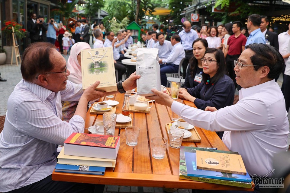 Thủ tướng Phạm Minh Ch&iacute;nh tặng c&agrave; ph&ecirc; AHA đến Thủ tướng Anwar Ibrahim