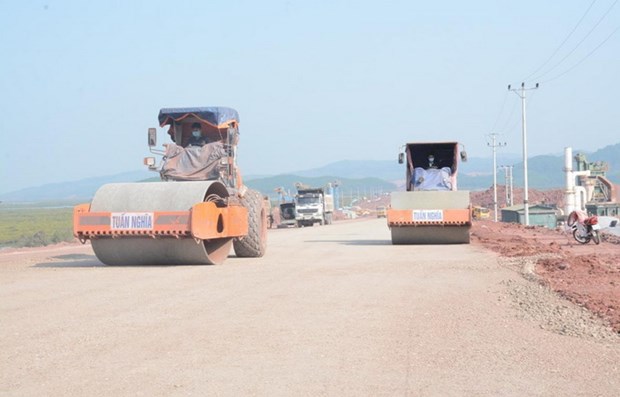 Nh&agrave; thầu triển khai thi c&ocirc;ng đoạn tuyến cao tốc Bắc-Nam ph&iacute;a Đ&ocirc;ng. (Ảnh: Việt H&ugrave;ng/Vietnam+) &nbsp;