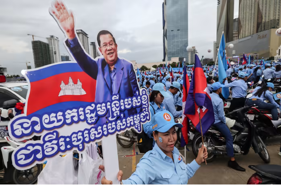 Một phụ nữ cầm tấm bảng của Thủ tướng Hun Sen trong cuộc vận động tranh cử ở Phnom Penh ng&agrave;y 21/7. Nguồn: Nikkei Asia