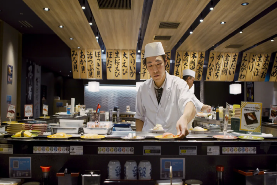 Đầu bếp Nhật Bản đang trưng b&agrave;y sushi. Nguồn: Mental Floss