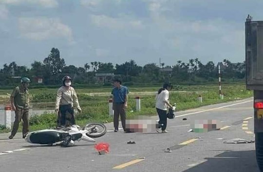 Tai nạn giao thông ngày 24/7/2023: Xe máy đâm xe khách, 2 anh em tử vong - Ảnh 3