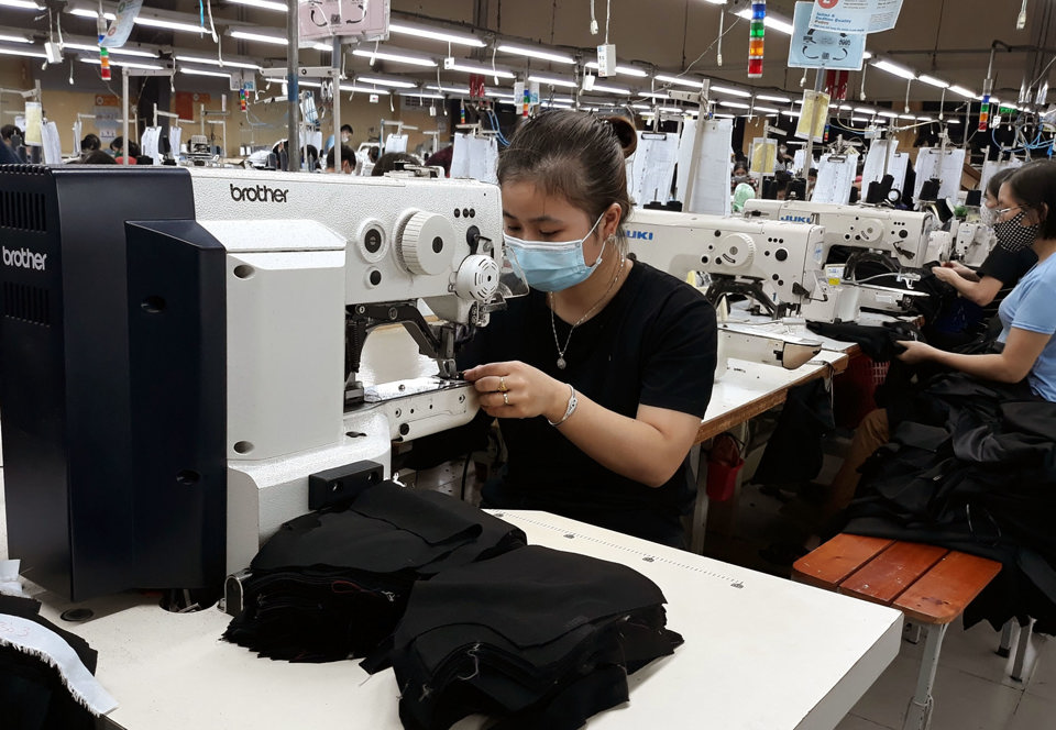 sản xuất thời trang xuất khẩu tại C&ocirc;ng ty CP may Sơn T&acirc;y. Ảnh: Ho&agrave;i Nam