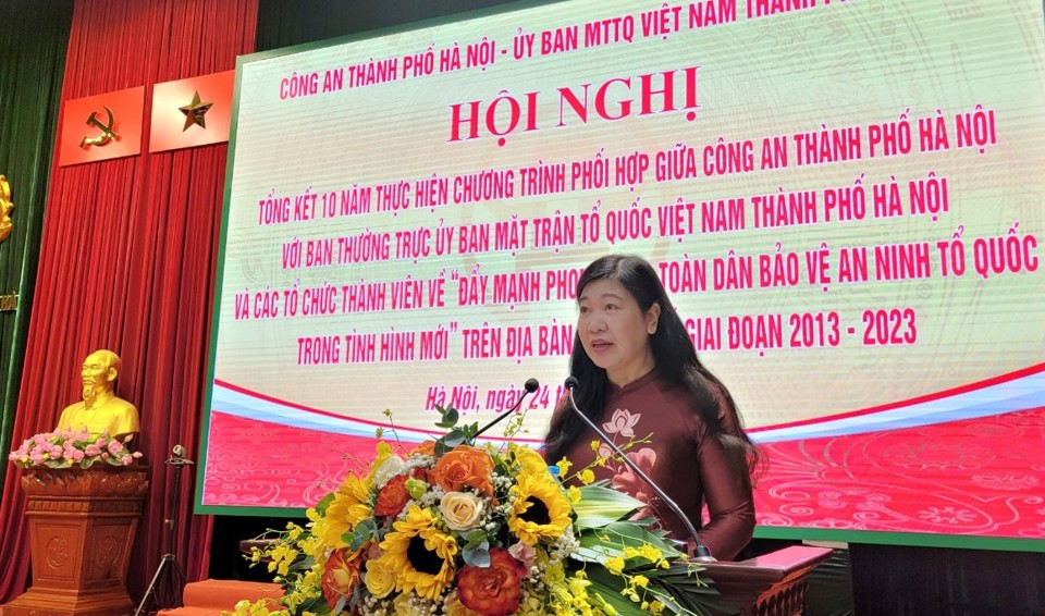 Chủ tịch Ủy ban MTTQ Việt Nam TP H&agrave; Nội Nguyễn Lan Hương ph&aacute;t biểu tại hội nghị.