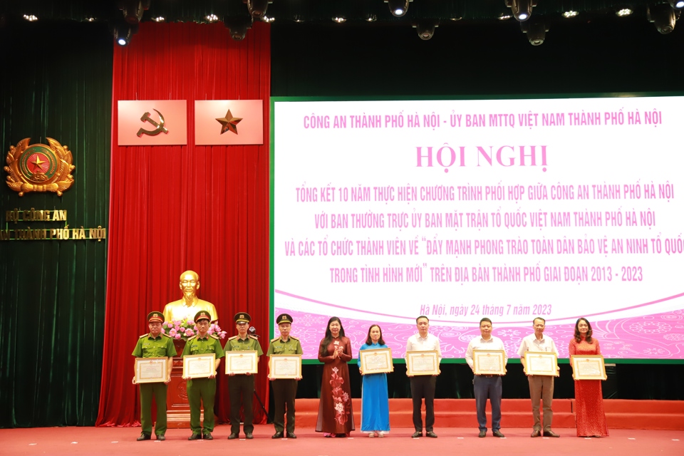 Chủ tịch Ủy ban MTTQ Việt Nam TP H&agrave; Nội Nguyễn Lan Hương tặng Bằng khen cho c&aacute;c điển h&igrave;nh ti&ecirc;n tiến.