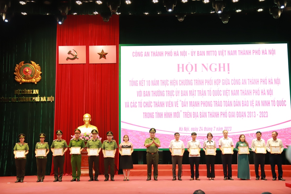 Trung tướng Nguyễn Hải Trung, Gi&aacute;m đốc C&ocirc;ng an TP H&agrave; Nội tặng Bằng khen cho c&aacute;c điển h&igrave;nh ti&ecirc;n tiến.