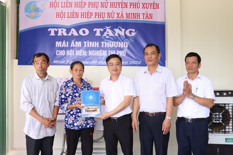 L&atilde;nh đạo x&atilde; Minh T&acirc;n lu&ocirc;n quan t&acirc;m đến c&aacute;c gia đ&igrave;nh ch&iacute;nh s&aacute;ch v&agrave; hộ kh&oacute; khăn.