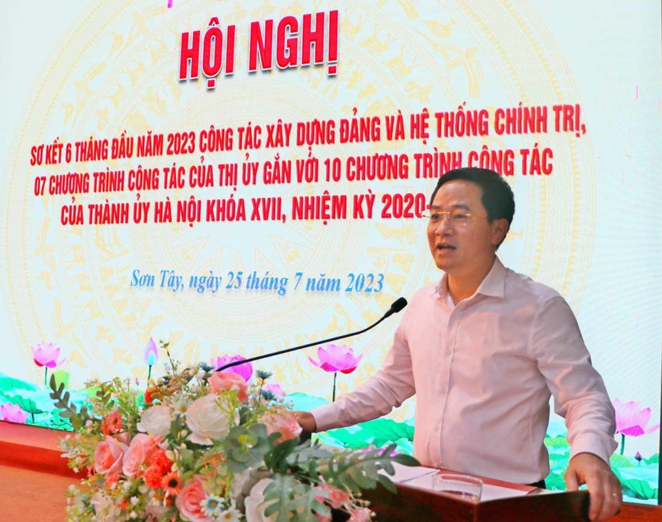 B&iacute; thư Thị ủy Sơn T&acirc;y Trần Anh Tuấn ph&aacute;t biểu tại hội nghị.