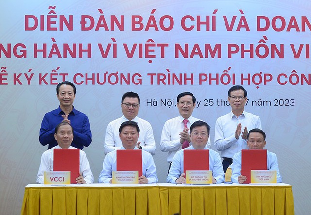 Lễ k&yacute; kết chương tr&igrave;nh phối hợp c&ocirc;ng t&aacute;c giữa bốn cơ quan: Ban Tuy&ecirc;n gi&aacute;o Trung ương, Bộ TT&amp;TT, Hội Nh&agrave; b&aacute;o Việt Nam v&agrave; VCCI