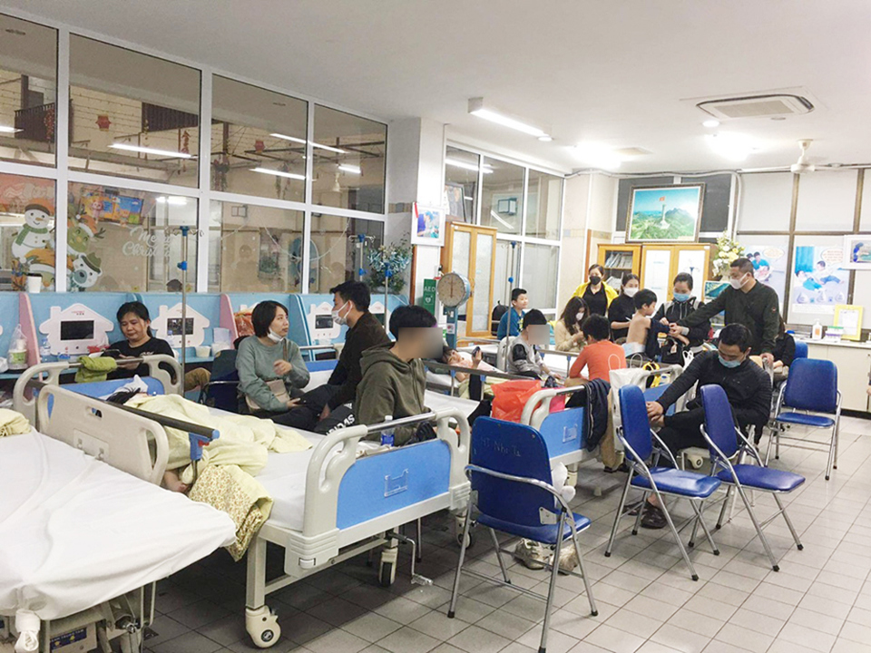 Nhiều học sinh trườngTiểu học Kim Giang được điều trịtại Bệnh viện Bạch Mai. Ảnh:Thanh Bình