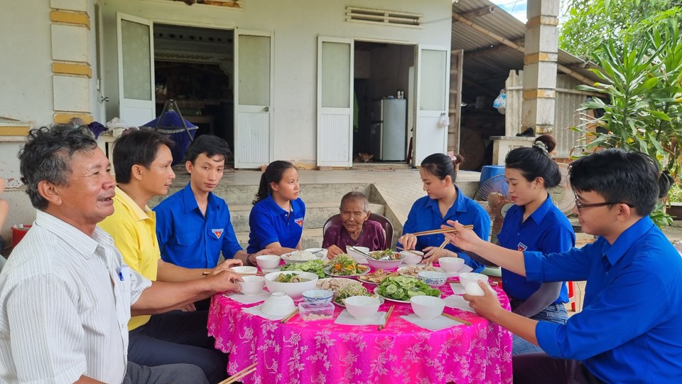 Mẹ Việt Nam anh h&ugrave;ng Cao Thị Ch&aacute;nh c&oacute; 2 con l&agrave; liệt sĩ.