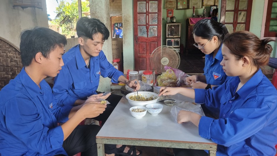 Đo&agrave;n vi&ecirc;n thanh ni&ecirc;n x&atilde; Nghĩa H&agrave; chuẩn bị cơm trưa tại nh&agrave; mẹ Việt Nam anh h&ugrave;ng Cao Thị Ch&aacute;nh.