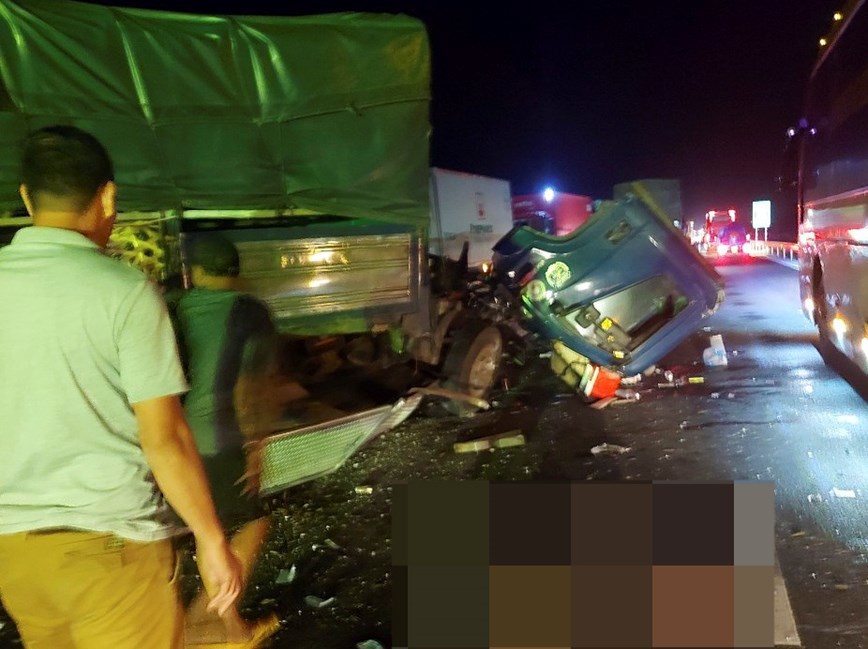 Tai nạn giao thông ngày 25/7/2023: Xe tải rớt đầu cabin trên cao tốc - Ảnh 2