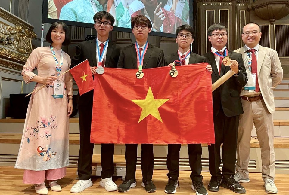 4 học sinh Việt Nam đạt thành tích xuất sắc tại Olympic Hóa học quốc tế 2023 cùng thầy cô lãnh đội